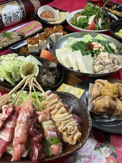 超值套餐！派对套餐（含120分钟畅饮），包含烤鸡串、炭烤鸡、牛杂火锅等8道菜。3500日元（含税）