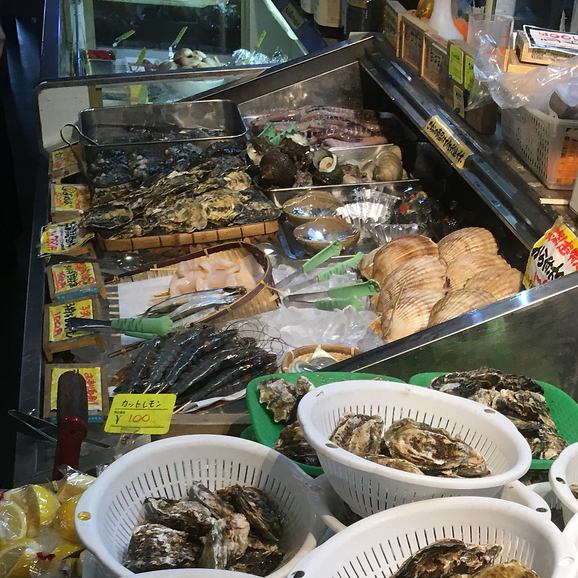 新鮮な海の幸満載の、記憶に残る楽しい時間を過ごせる空間。旬の海鮮を焼きまくろう!