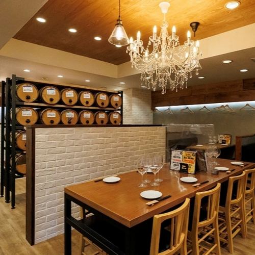 [10 tables for 2-4 people] We have many seats for small groups! We offer not only carefully selected single dishes, but also courses for 2 people or more, so please feel free to use them!