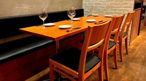 [1 table for 5-6 people] This table seats up to 6 people and is recommended for dining with friends.Enjoy a great time with delicious food and find your favorite wine.