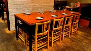 [1 table for 6-8 people] Perfect for groups of up to 8 people.The central seats allow quick access to the self-driving wine barrels.We also have course meals that are popular with groups, so please come and try them!