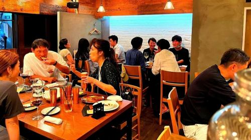 [1 table for 9-10 people] Perfect for banquets.The seats are perfect for company drinking parties or small banquets.We have 4 types of course meals that are perfect for parties! We also have a menu that goes well with wine.