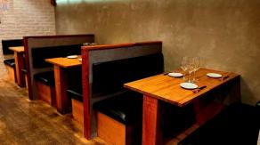 [3 x sofa boxes for 2-4 people] These are sofa seats for small groups of up to 4 people.It's perfect for a small girls' night out or a meal with friends! Enjoy delicious wine and food☆