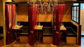 [3 tables for 2 people] These semi-private couple seats are perfect for dates.The L-shaped seating makes it casual and relaxing. Also recommended for two women.