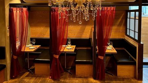 [3 tables for 2 people] These semi-private couple seats are perfect for dates.The L-shaped seating makes it casual and relaxing. Also recommended for two women.