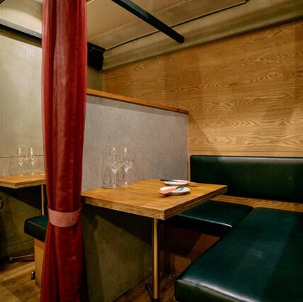 【温もりある空間】木とレンガを基調にしたオシャレな店内♪50個以上のワイン樽が圧巻で、訪れる人の目を引きます。少人数から宴会まで、多用途に合わせてご利用いただけるお席を完備◎