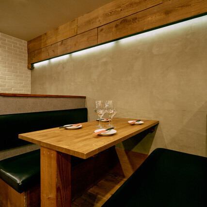 【プライベート感満載のソファーBOX席】周りを気にせずゆったりくつろぎたい方にぴったりの、ソファータイプのBOX席をご用意しています♪2名様から最大4名様までご利用いただける、3卓限定の特別なお席です。広々としたソファーに座れば、プライベートな空間にいるかのような気分に◎仕事仲間や少人数の飲み会に最適です。