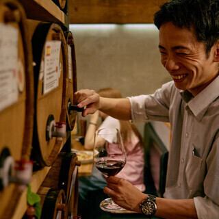 ワイン好きは勿論、「ワイン気になるけどよく分からない」そんなワイン初心者にこそオススメなのが、【ワイン飲み放題】!ズラリと並ぶ約50種もの樽ワインが、注ぎ放題&飲み放題♪一口分から注げるので、色々飲み比べて自分好みを探してみては?30分税込429円~で、その後は1分単位の自動延長制。