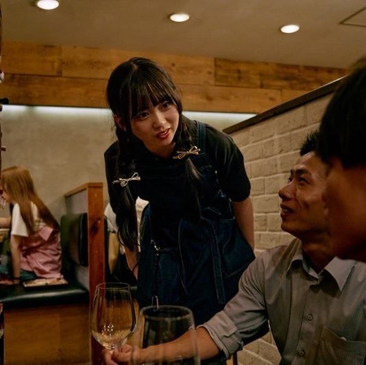 【大切な人と過ごす、2名様用半個室席】デートや大切な方との特別な時間におすすめの、2名様用半個室席をご用意しています♪プライベート感を重視した特別なお席です。お席の前はカーテンで仕切ることができるため、周りを気にせず、2人だけの空間でゆったりとくつろげます.ので、女子2名様にも人気のお席になってます。