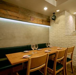 【5~6名様テーブル×1】ご友人とのお食事におすすめな最大6名様のテーブル席です。お好きなワインを見つけながら、美味しい料理を囲んで楽しいお時間をお過ごしください◎