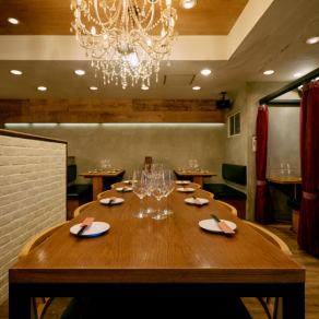 【6~8名様テーブル×1】8名様までのグループにぴったりなお席になります。セルドリンクのワイン樽にもすぐに取りに行ける中央のお席です。グループ様にも好評のコース料理もございますので、ぜひ♪