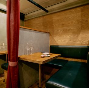 【2名様テーブル×3】デートにもぴったりな半個室カップルシートのお席になります。L字型のお席のため、カジュアルかつ、ゆっくりと過ごせるのがうれしい☆女性同士の2名様お席としてもおすすめ◎