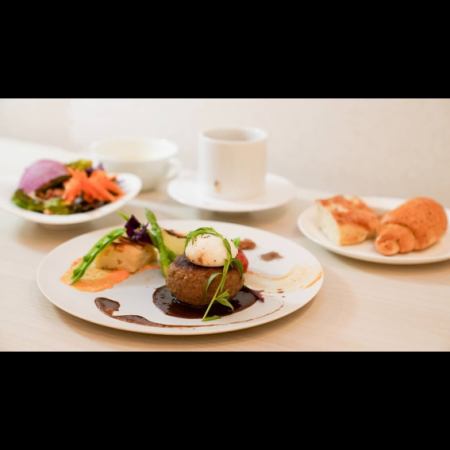 tLOUNGE ハンバーグ　紅茶と赤ワインのソース※ティーフロー付き