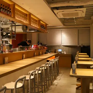 【サク飲み、デート、お一人様も】カウンター席は調理シーンを間近で見ることができ、タイミングが合えばトルティーヤの製造シーンもお楽しみいただけます♪特別なお時間を盛り上げてくれること間違いなし。