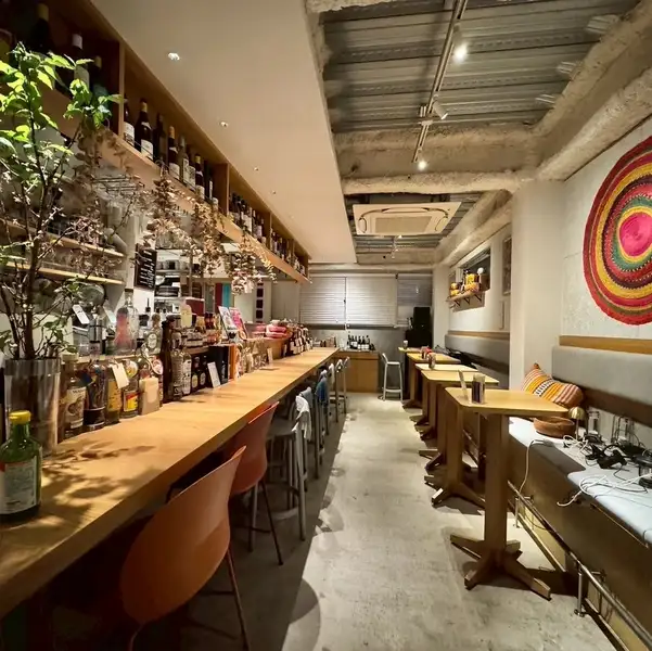 【各種宴会に×オシャレ居酒屋】ガラス張りのエントランスが開放感を演出する外観から、店内に足を踏み入れると、明るくお洒落な空間が広がります。メキシコならではの明るさと、ホッと落ち着くような店内でアットホームな雰囲気となっております。どなたでもお気軽にご利用いただけます。