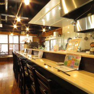 Counter seat facing the open kitchen ♪ All seats are equipped with outlets ★