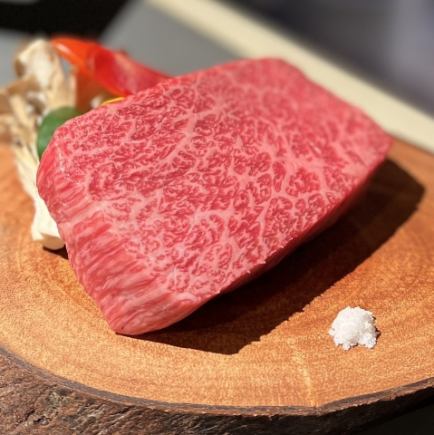 【和牛与时令风味】创意烤肉Rich套餐采用严选的高级西冷牛排。