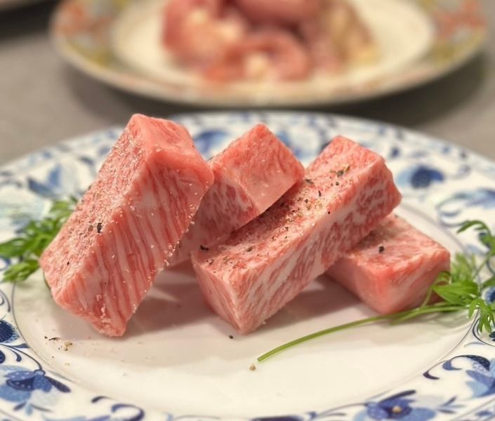 The interior of the store resembles a lodge halfway up the mountain.Naturally, the food is delicious, but it's also a special and enjoyable experience.[Yakiniku/Kyoto/Kawaramachi/Birthday/Beer Garden/Girls' Night Out/Date/Surprise]