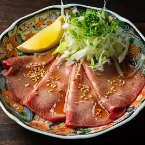 低温調理した牛タン刺し