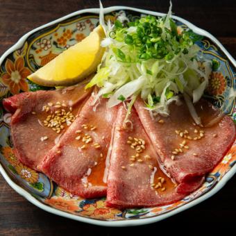 低温調理した牛タン刺し