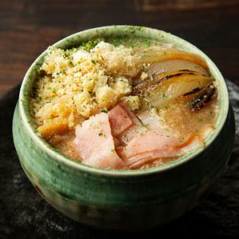 国産の焦がし玉ねぎとベーコンのスープ