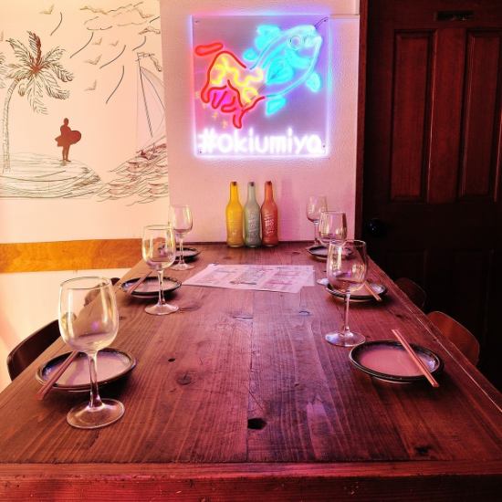 ネオンがお洒落な海鮮＆肉バル♪