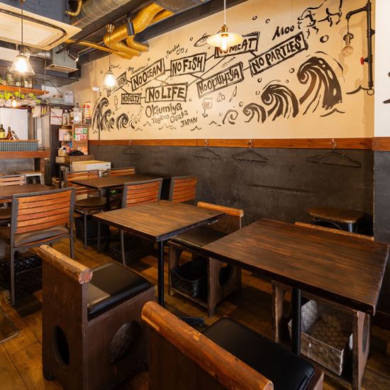 一家时尚的海鲜肉类酒吧，氛围开放♪ 提供自助餐选择！