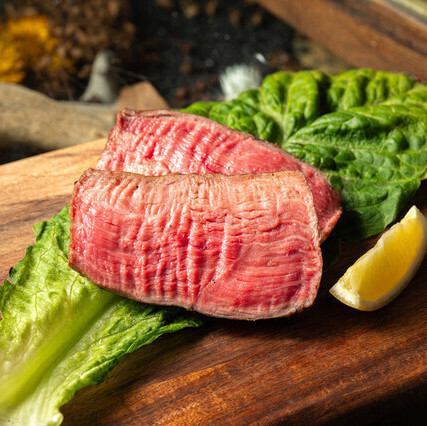 【希少な国産羊の塊肉】炭火焼きの香ばしさと肉の旨味が引き立つ♪名物の赤身ステーキ2,200円(税込)～