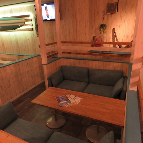 [Central table seats] There are multiple table seats for 4 people in the center of the store.This lively seat has a monitor so there is also karaoke