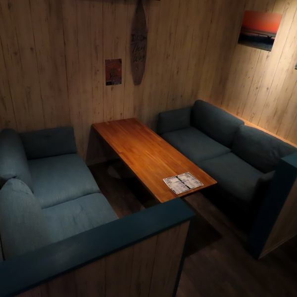 【BOX席】ハワイをイメージしたリゾート感覚溢れる店内。入口近くにはバーカウンターもございます。少人数でのご利用やデートは勿論、1名様でお越しの場合でもゆったりとお寛ぎ頂けます。