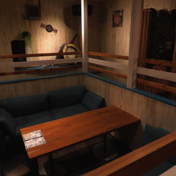 【中央テーブル席】店内中央には、4名様掛けのテーブル席が複数ございます。にぎやかなこちらの席は、モニターもあるのでカラオケもあり！結婚式2次会など、各種2次会も大歓迎です♪