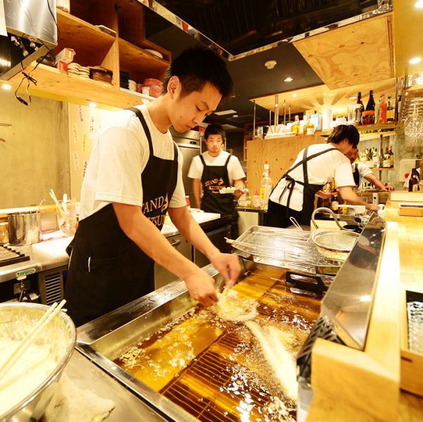 ◆目の前で揚げたての天ぷらをご提供◆米油100%使用した天ぷらはフリッターの様に軽く食べた後もお腹にもたれないヘルシーな天ぷらに仕上がっております。アツアツの状態で食べる天ぷらは中の旨味をしっかりと衣で閉じ込めているので、ジューシーな仕上がりになっています♪