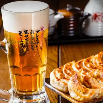 我們的招牌菜“多汁烤餃子”，售價616日元起。請盡情享用我們肉汁飽滿的餃子！