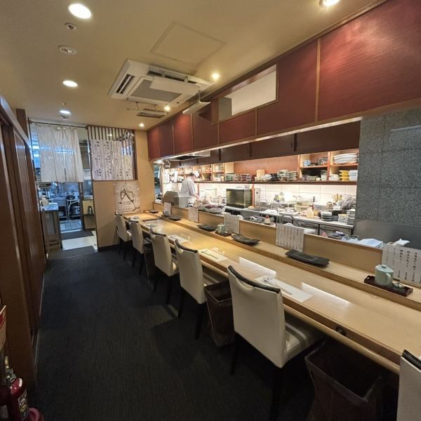 【カウンター席】お仕事帰りやカジュアルな日のデートにもぴったり◎天婦羅は旬を味わえる、日本料理の最高峰です。ライブ感満載のオープンキッチンの中で揚げられる天ぷらの音や香り、五感でお楽しみいただけます♪