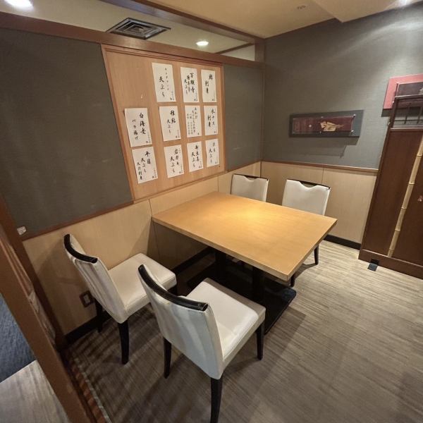 【テーブル席】落ち着いた雰囲気漂う店内◎テーブル席は2名様～最大16名様までご利用いただけます。鮨屋の仕入れを強みとしたネタを存分に味わえるコースは各種ご宴会にもぴったりです。ぜひご利用ください。