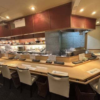 料理人の技を目の前で楽しめる臨場感あふれるカウンター席。和の趣が漂う落ち着いた雰囲気の中、天ぷらが揚がる音や香りを間近に感じながら、出来たての逸品を味わえます。おひとり様やご夫婦、友人同士のご利用にもおすすめ。ライブ感ある特等席で、贅沢なひとときをお楽しみください。