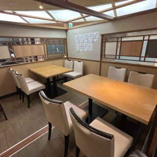 テーブルを結合すれば最大16名様まで対応可能な半個室空間。和の雰囲気が漂う落ち着いた内装で、会社のご宴会や親族での集まり、大切な会合など幅広いシーンに最適です。周囲とは程よく仕切られており、会話も弾むゆったりとしたひとときをお過ごしいただけます。団体利用におすすめです。