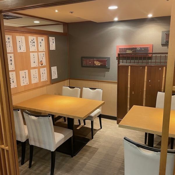 【テーブル席】落ち着いた雰囲気漂う店内◎テーブル席は2名様～最大16名様までご利用いただけます。鮨屋の仕入れを強みとしたネタを存分に味わえるコースは各種ご宴会にもぴったりです。ぜひご利用ください。