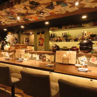 【カウンター席】お一人様やデート、サシ飲みなど気軽にご利用できるカウンター席です。日本酒をはじめとするお酒の瓶が並べられ、目の前で新鮮な海鮮を捌く様子も見ることができる特等席です。一品料理を定食として食べることもできるので、お一人様の夕食などにご利用いただくことも可能ですのでお気軽にお越しください。