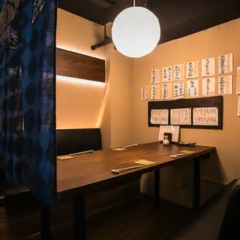 【半個室】和の趣を感じさせる暖簾で仕切られた半個室です。周りを気にせずお過ごしいただけるので、お忍びでのデートやお食事会にもおすすめです。落ち着いた空間はゆったりとした時間が流れ、おしゃべりを楽しむお食事会に最適です。また豊富な日本酒をご用意しておりますので日本酒ラバーの懇親会などにもピッタリです。