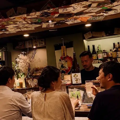 休闲的吧台座位非常适合独自用餐的客人或约会的情侣。