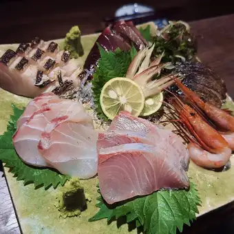 【清酒畅饮】豪华套餐，包含 5 种刺身拼盘，让您品尝时令食材和新鲜鱼类。