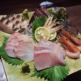 【清酒畅饮】豪华套餐，包含 5 种刺身拼盘，让您品尝时令食材和新鲜鱼类。