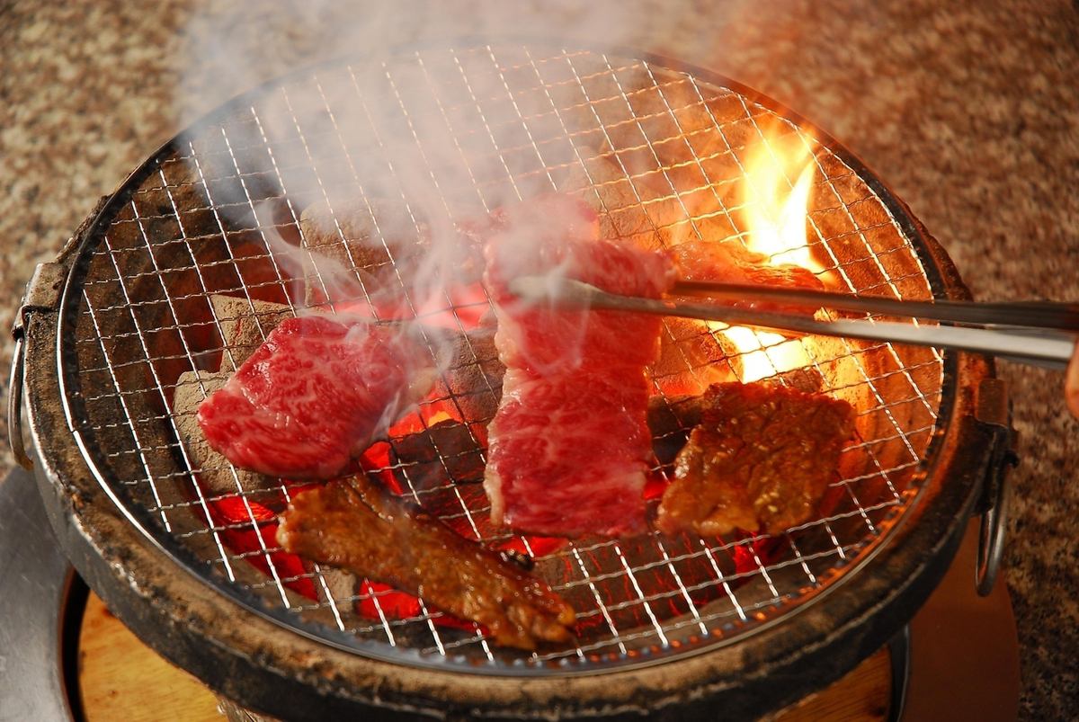 高火力の炭火で焼き上げる北見精肉店直送の鮮度抜群ホルモンや精肉メニューの数々！