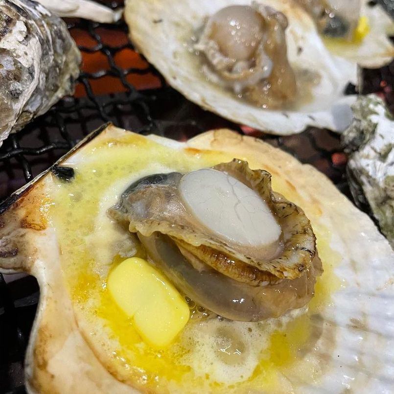 日本各地から仕入れる海鮮は絶品◎浜焼きスタイルで♪