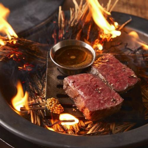 熟成肉を藁焼きで仕上げる