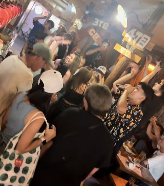 広々とした店内で、朝5時まで楽しめるお店です☆沖縄民謡ライブや沖縄料理を楽しめるアットホームな雰囲気で、カラオケでは歌い放題で思い出を作ることができます♪友人や家族とリラックスしながら楽しい時間を過ごすのに最適な場所となっております◎