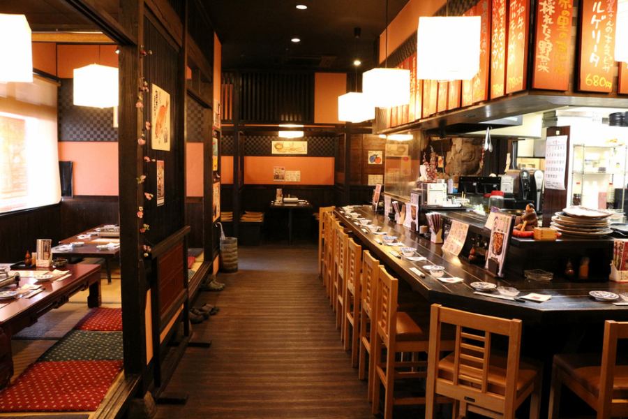 店内统一日文，挂在墙上的招牌很有味道。柔和柔和的光线营造出舒适的空间。