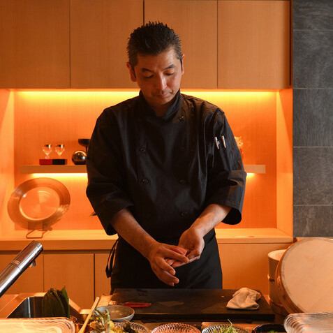 個室カウンターからは店主の繊細な手捌きを眺めつつ会話をお愉しみながらお食事をご堪能いただけます。限られた4名様までの特別なカウンターのお席です。プライベートな特別空間となっており、大切な方との大切な時間をお過ごし下さい。店内は和を基調とした落ち着きのある雰囲気で、全席個室。宴会や会食接待等にどうぞ。