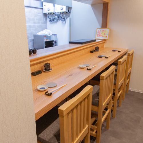 カウンターのお席はお一人様でのお食事や、デートなどに最適なお席となっております。